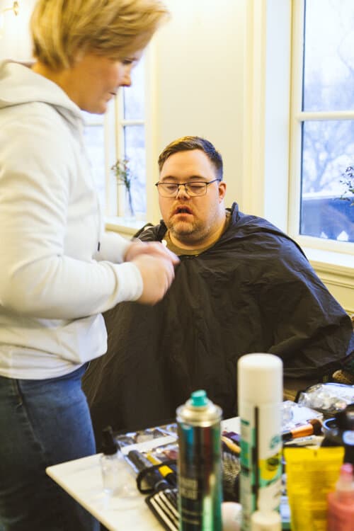 Listamenn á sviði á góðgerðarsýningunni Hjálpum þeim á Iðnó