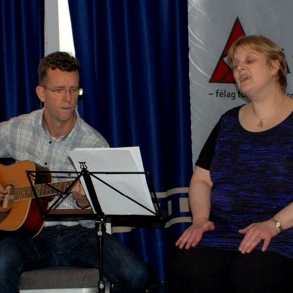 Aileen og Teddi taka lagið