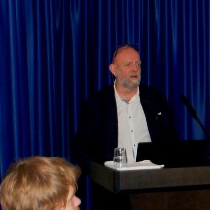 Friðrik Sigurðsson heldur tölu um auðlesinn texta.