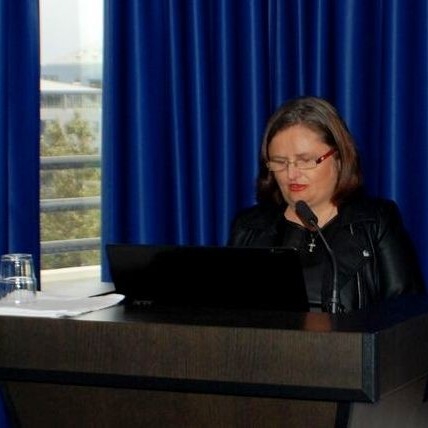 María Hreiðarsdóttir heldur tölu um auðlesinn texta