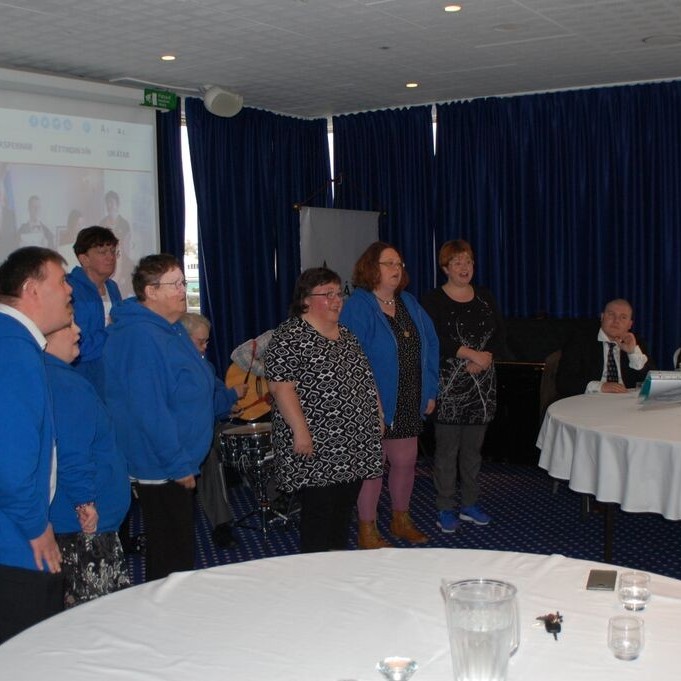 Plútó kom og söng þrjú lög fyrir gesti