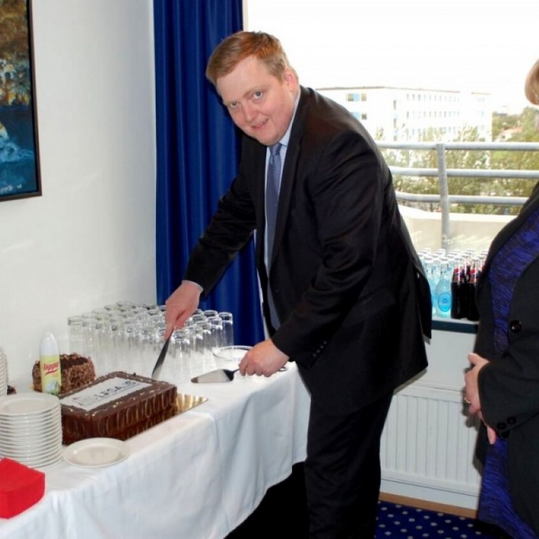 Fyrsta sneiðinn af kökunni skorinn af forsætisráðherra.