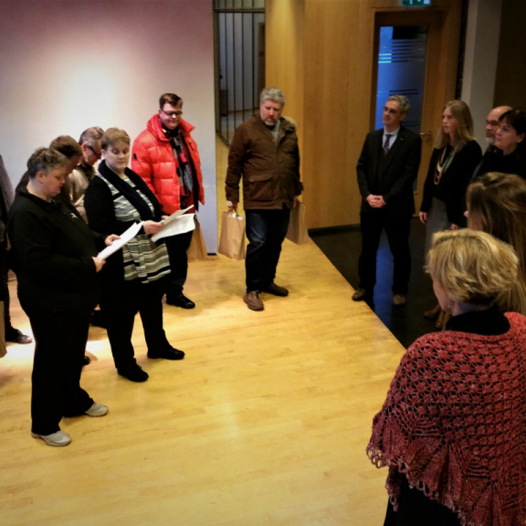 Ína lætur Alþingi fá pakkann