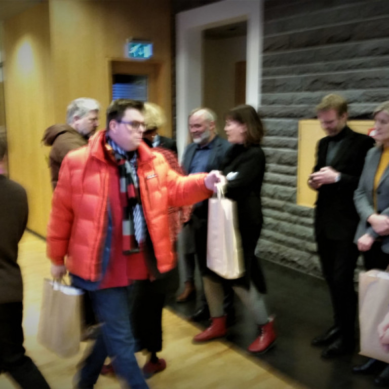 Áki afhentir stjórnmálaflokkum pakkann