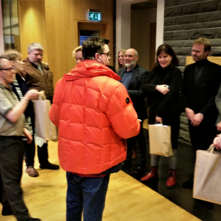 Áki spjallar við þingmenn