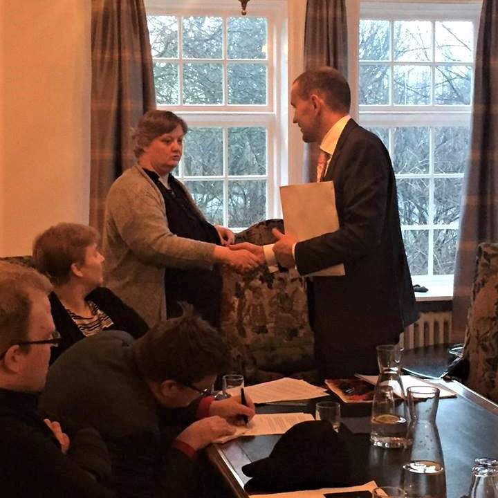 Ína Owen afhentir greinar og bæklinga frá Sendiherrum