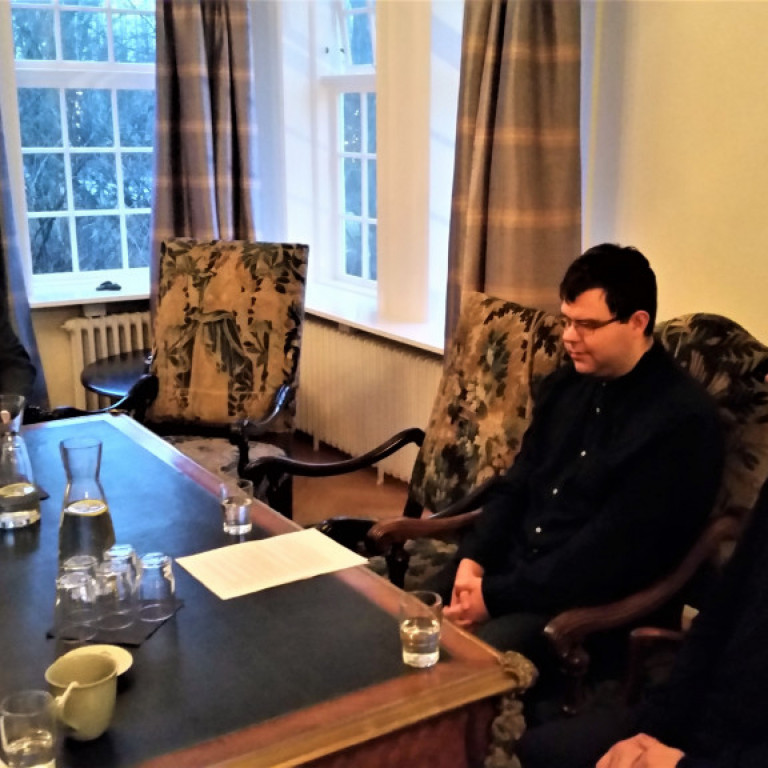 Verkefnastjórar HÍ Gísli og Ragnar ræða verkefnið sitt við forseta Íslands