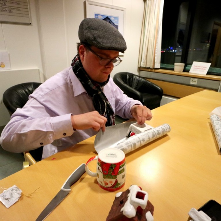 Hér er verið að pakka inn jólagjöfum fyrir pakka leik  jólafundarins.