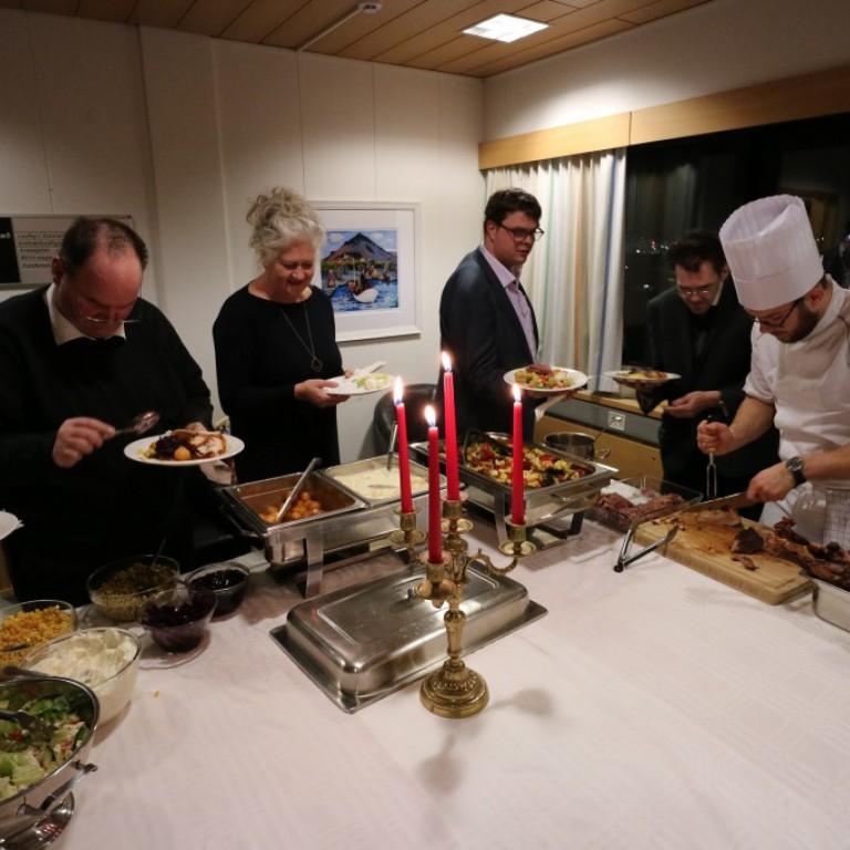 Gestir ganga að hlaðborðinu sem sem framreitt er af Grillvagninum.