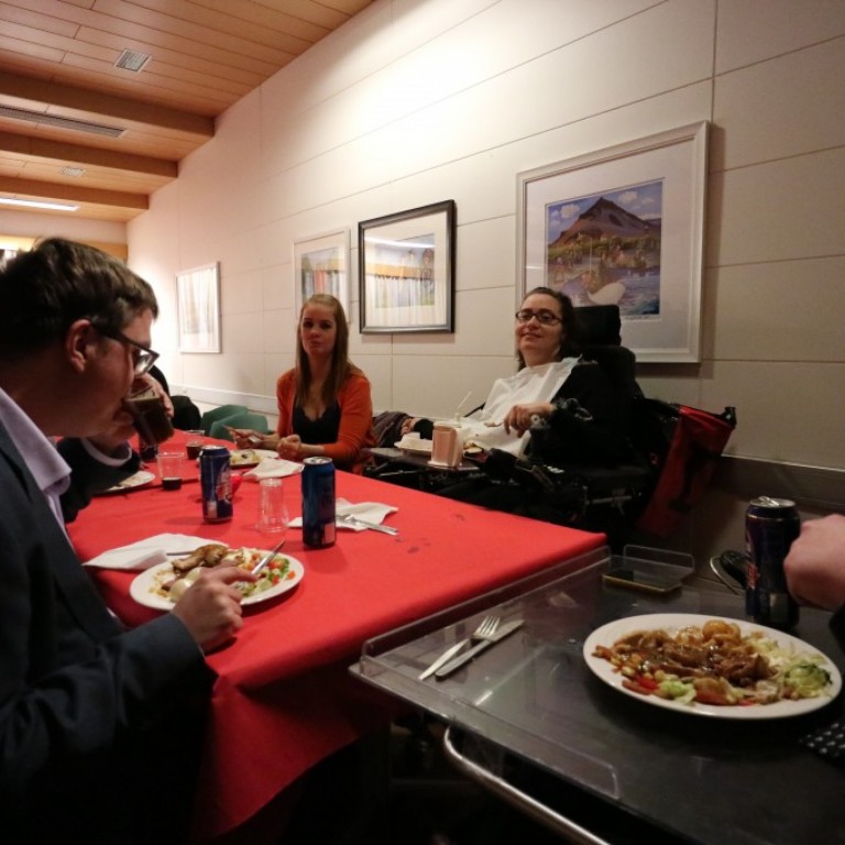 Hér er Áki að snæða sér á jólasteikunum.