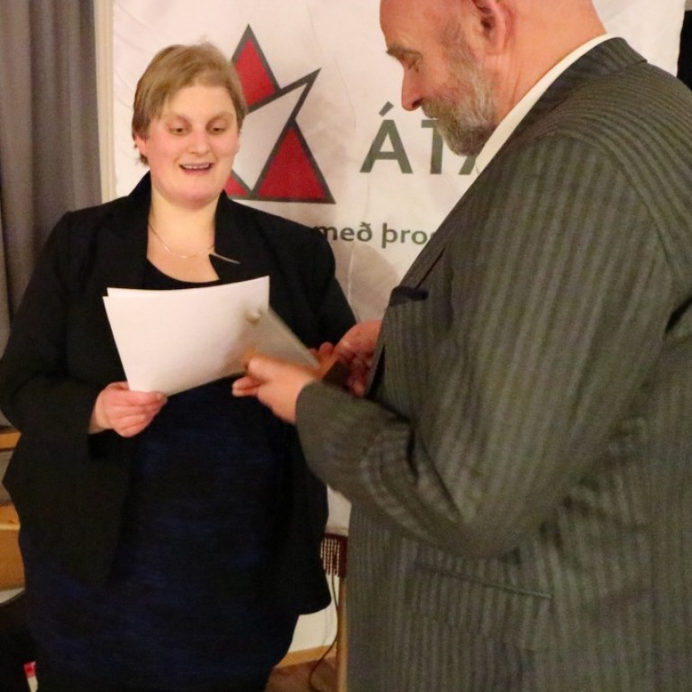 Hér afhentir Aileen formaður Átaks Friðriki Sigurðssyni fyrsta FRIKKANN