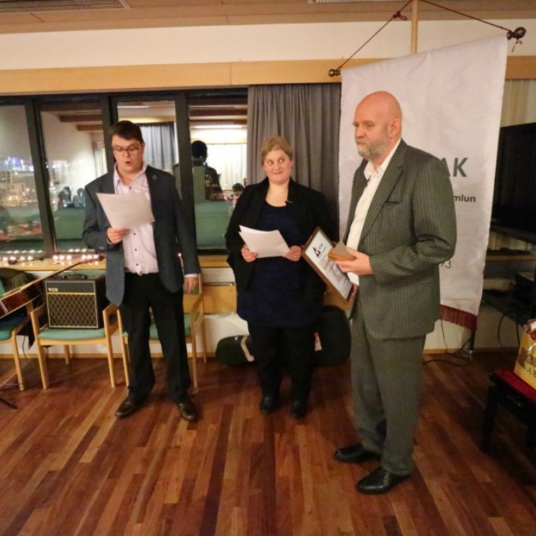 Hér er verið að afhenta FRIKKANN 2015. Fyrsti heiðursfélagi Átaks, Friðrik Sigurðsson ásamt Aileen og Áka