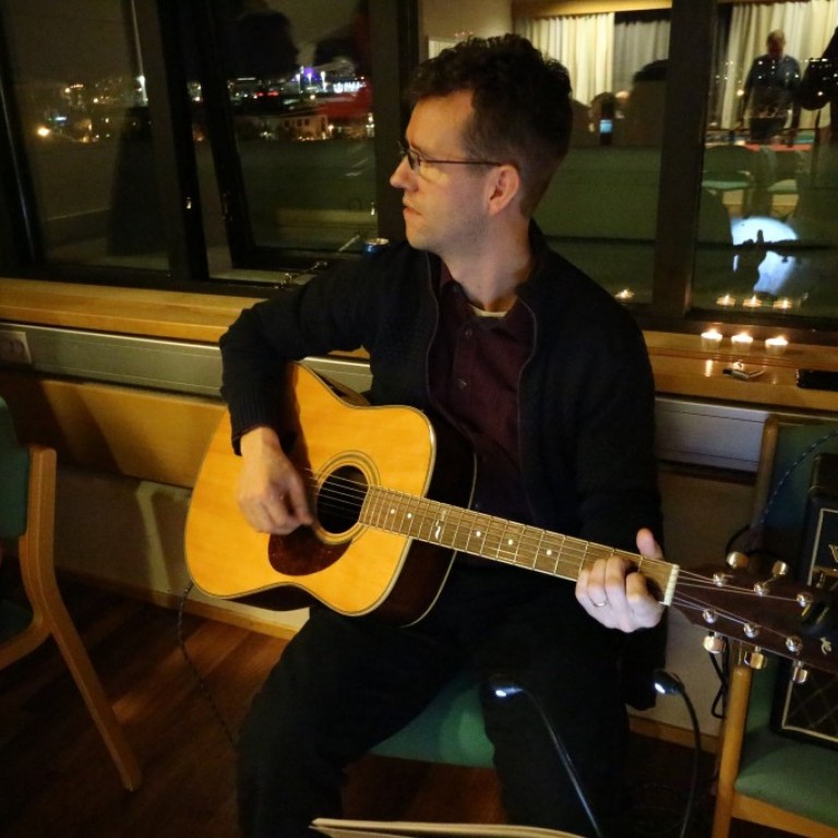 Theódór sá um að halda uppi söngskemmtun þetta árið