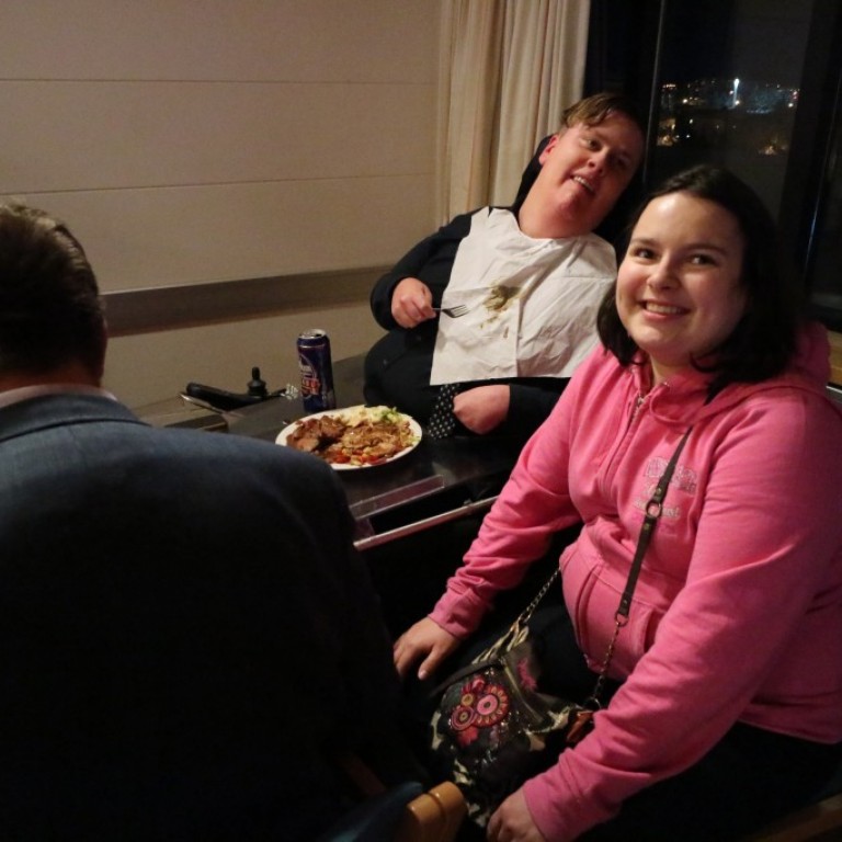 Þessi kona kom óvænt til að koma kærasta sínum á óvart