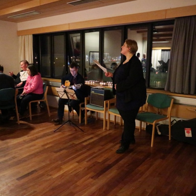 Aileen sá um að stjórna fjöldasöng þetta árið ásam Tedda