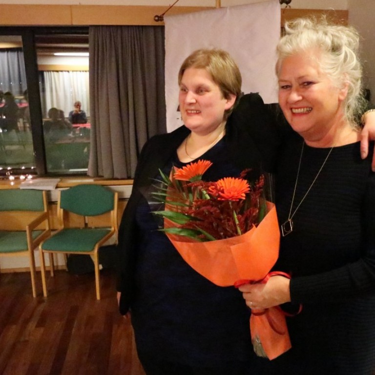 Aileen þakkaði Þórdísi, eiginkonu Friðriks Sigurðssonar fyrir lánið á eiginmanninum með blómum.