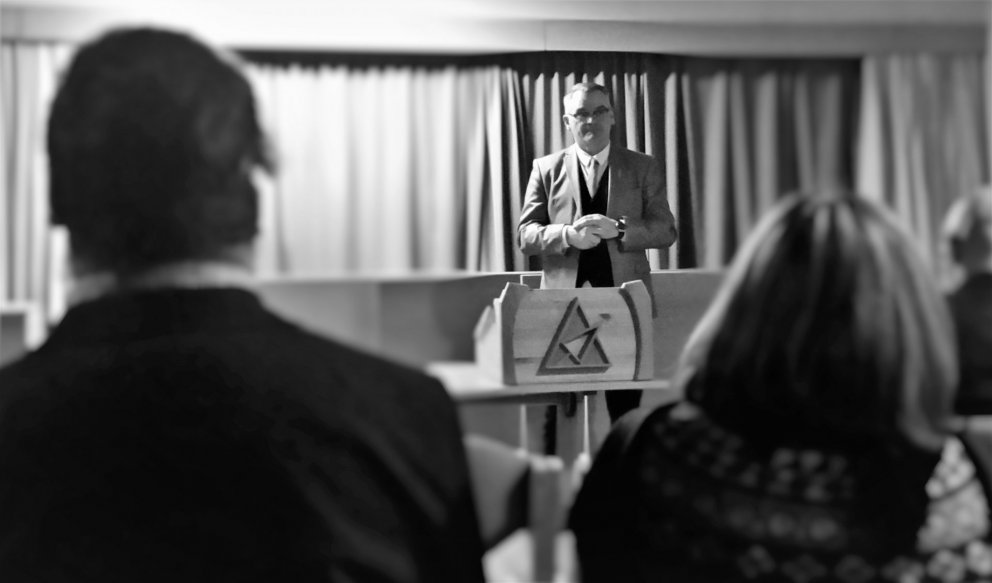 Pál Valur með sitt innlegg til félagsmanna Átaks, félag fólks með þroskahömlun.