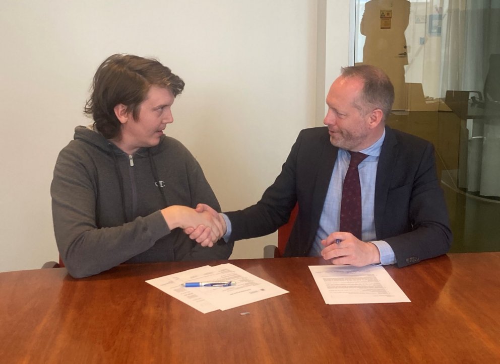 Haukur Guðmundsson formaður Átaks og Guðmundur Ingi Guðbrandsson félags- og vinnumarkaðsráðherra tak…