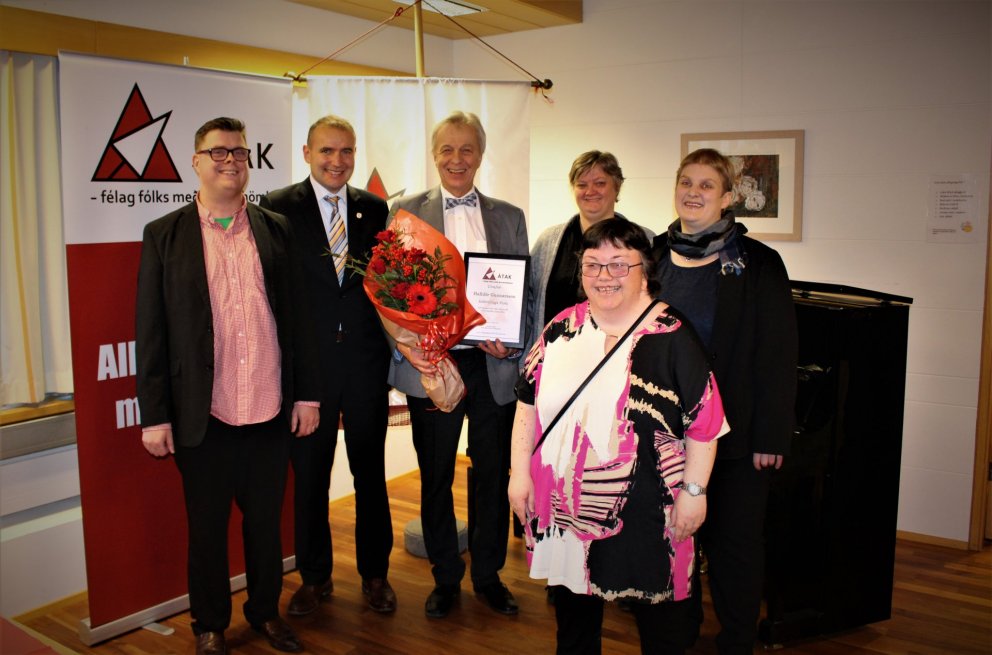 Forseti Íslands, verndari Átaks,  afhenti Halldóri Gunnarssyni viðurkenninguna, Frikkann, árið 2017.