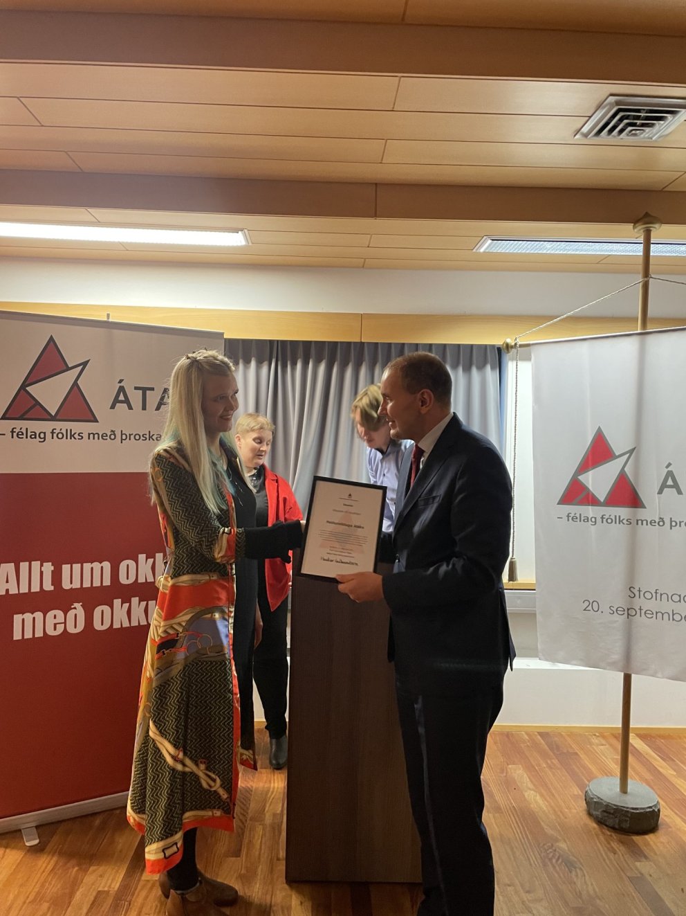 Forseti Íslands, Guðni Th. Jóhannesson afhenti heiðursverðlaunin árið 2022. Verðlaunin fékk hún Marg…