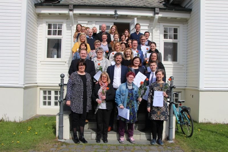 Hópurinn samankominn á tröppum Höfða að lokinni afhendingu síðast liðinn þriðjudag