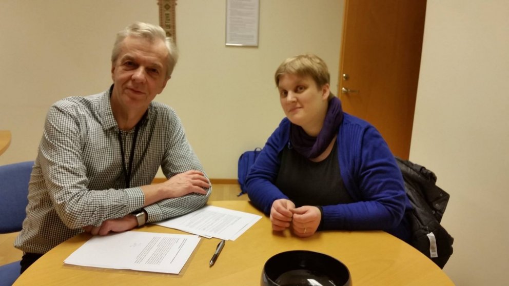 Hér eru Aileen og Halldór að skrifa undir samkomulagið í velferðarráðuneytinu í morgun.