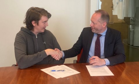 Haukur Guðmundsson formaður Átaks og Guðmundur Ingi Guðbrandsson félags- og vinnumarkaðsráðherra tak…