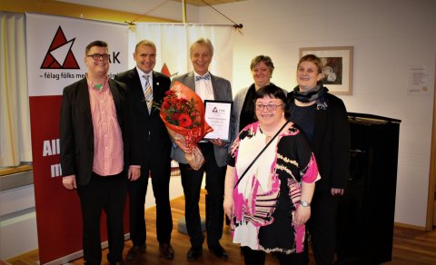 Forseti Íslands, verndari Átaks,  afhenti Halldóri Gunnarssyni viðurkenninguna, Frikkann, árið 2017.