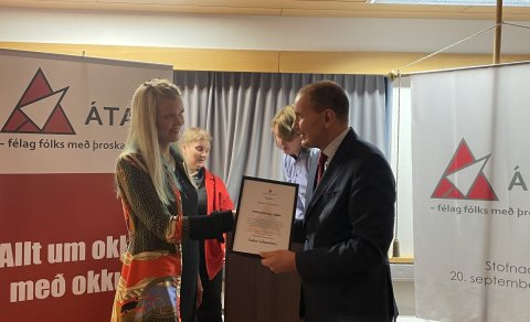 Forseti Íslands, Guðni Th. Jóhannesson afhenti heiðursverðlaunin árið 2022. Verðlaunin fékk hún Marg…