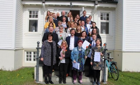 Hópurinn samankominn á tröppum Höfða að lokinni afhendingu síðast liðinn þriðjudag