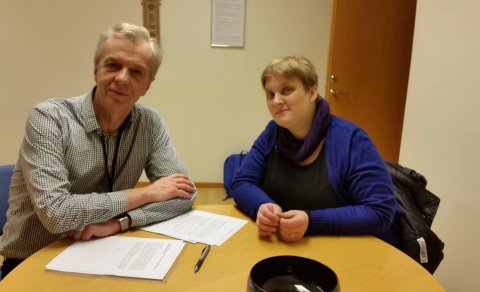 Hér eru Aileen og Halldór að skrifa undir samkomulagið í velferðarráðuneytinu í morgun.